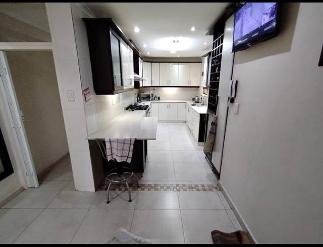 5 BEDROOM HOUSE FOR SALE IN UMHLANGA CENTRAL
